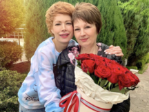 «Попросила удалить все фото со мной, все переписки»: Елена-Кристина Лебедь – о выезде мамы из оккупации